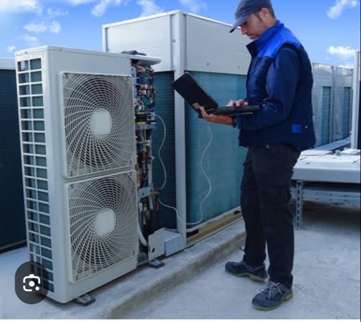 Condensadora Daikin Fazendo Manutencao.jpg